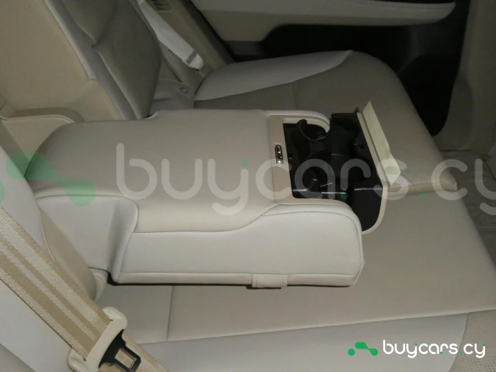 Toyota Land Cruiser 300 Белый