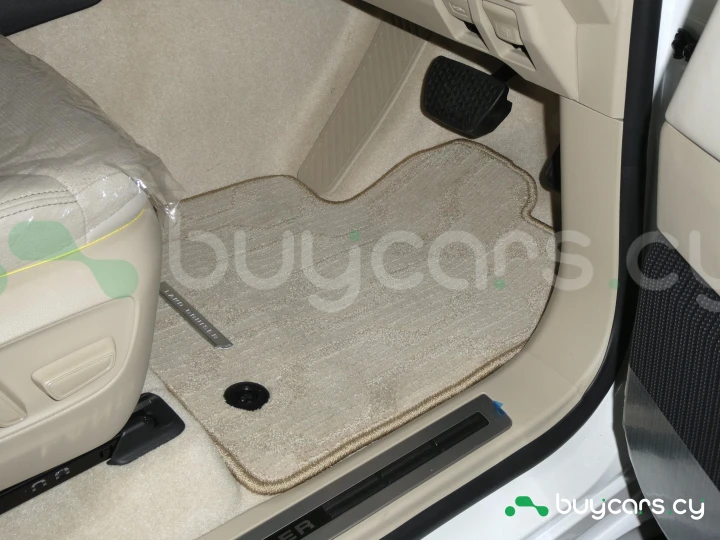 Toyota Land Cruiser 300 Белый