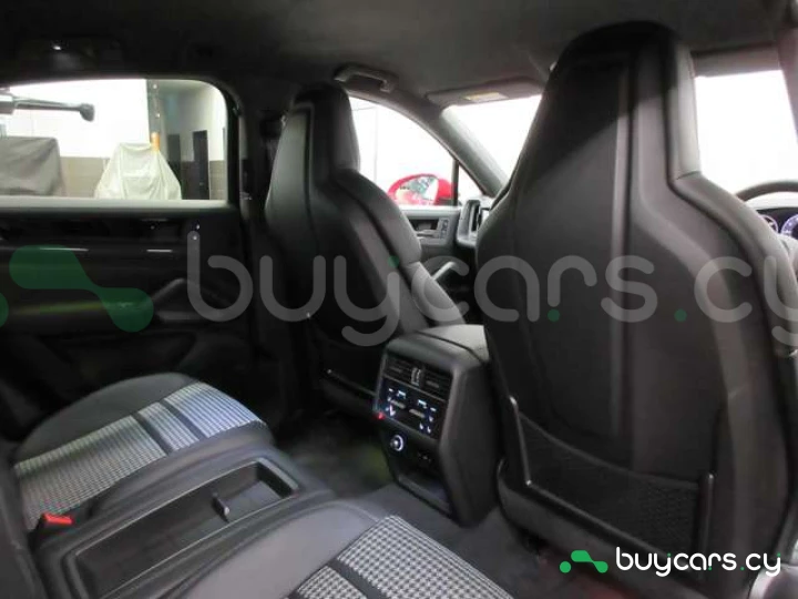 Porsche Cayenne Красный