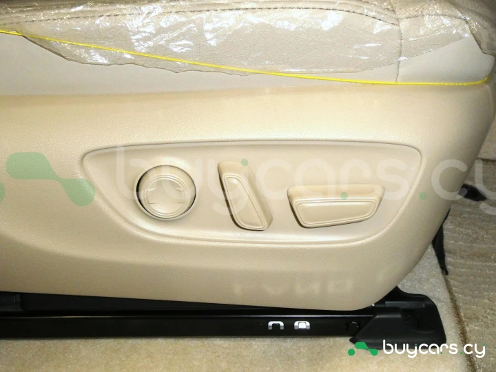 Toyota Land Cruiser 300 Белый