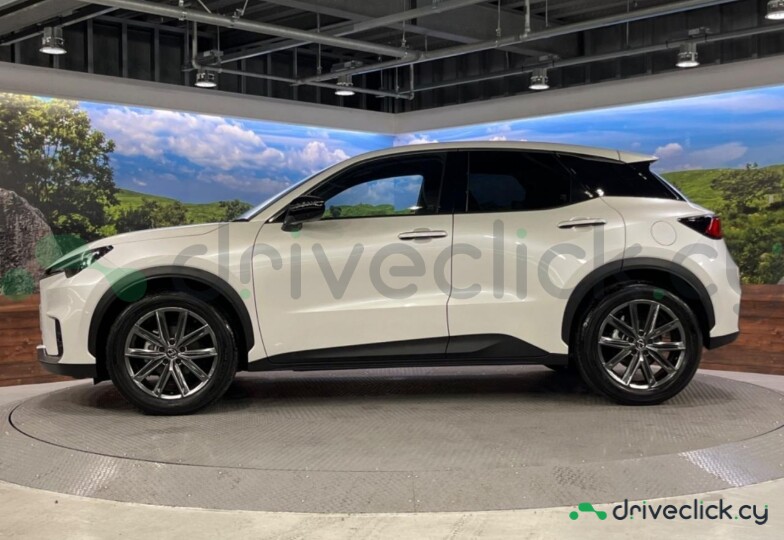 Lexus LBX Белый