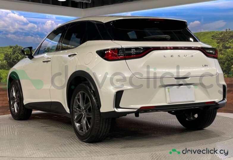 Lexus LBX Белый