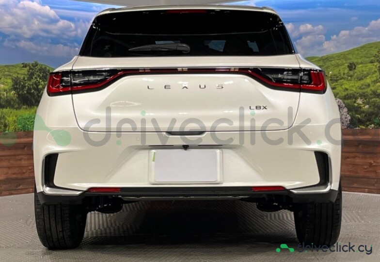 Lexus LBX Белый