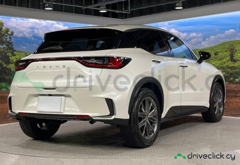 Lexus LBX Белый