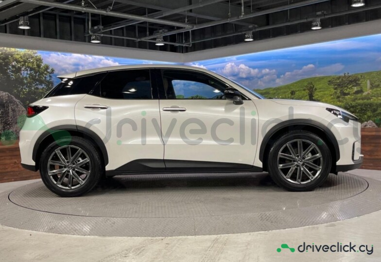 Lexus LBX Белый