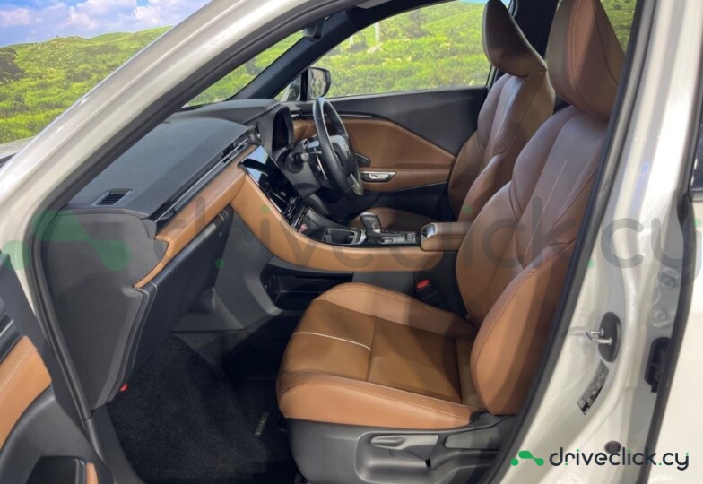 Lexus LBX Белый