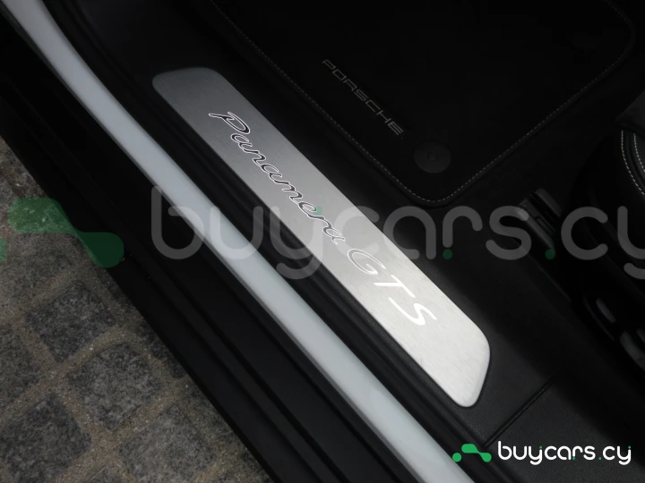 Porsche Panamera Белый