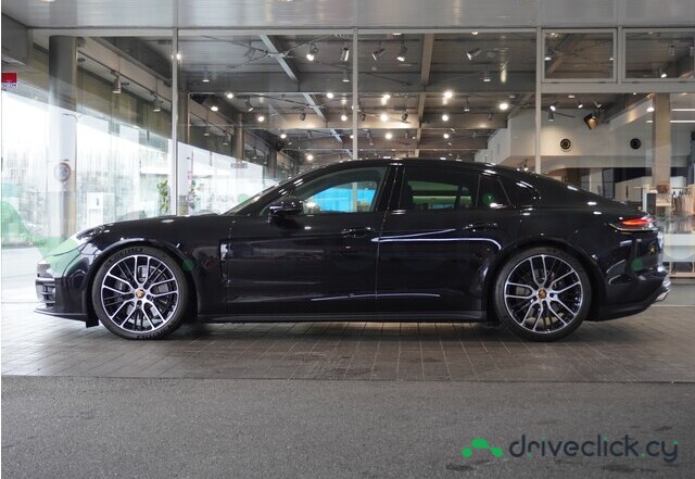 Porsche Panamera Черный