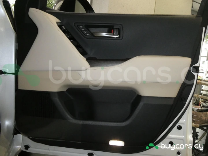 Toyota Land Cruiser 300 Белый