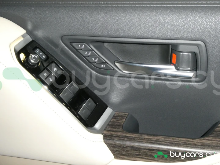 Toyota Land Cruiser 300 Белый