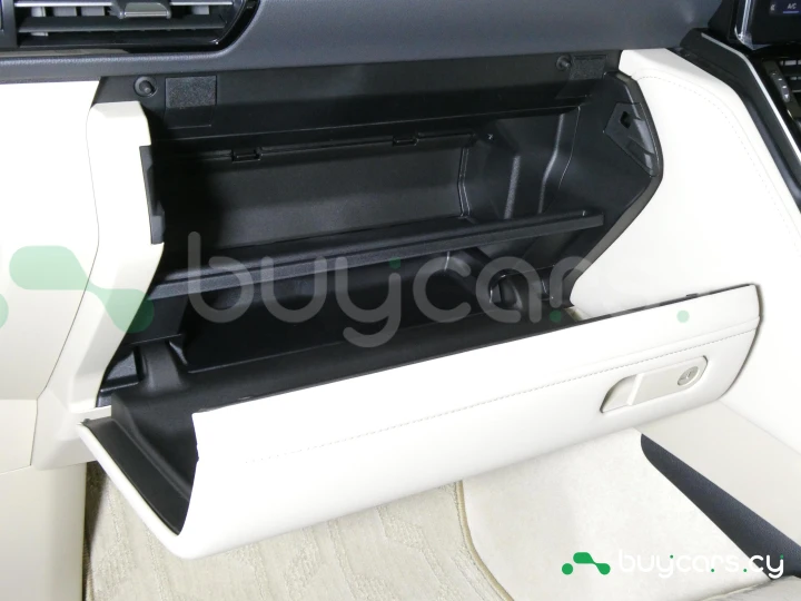 Toyota Land Cruiser 300 Белый