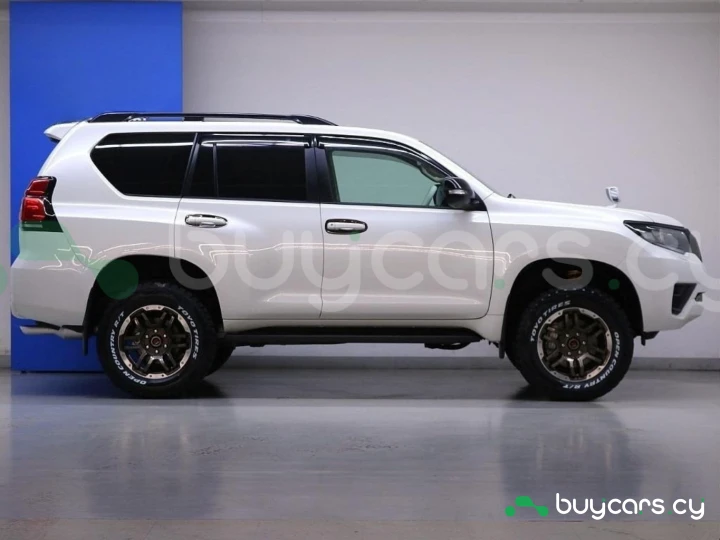 Toyota Land Cruiser Prado Белый