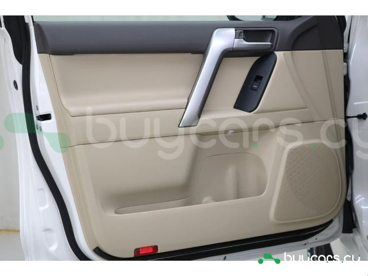 Toyota Land Cruiser Prado Белый