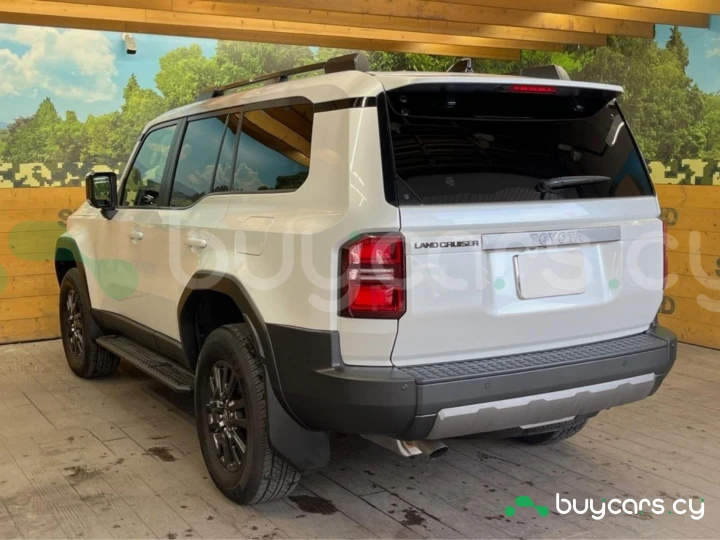 Toyota Land Cruiser 250 Белый