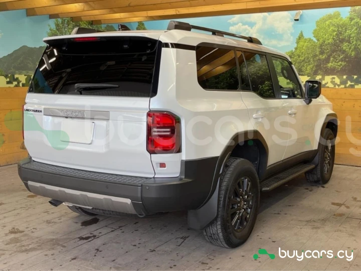 Toyota Land Cruiser 250 Белый