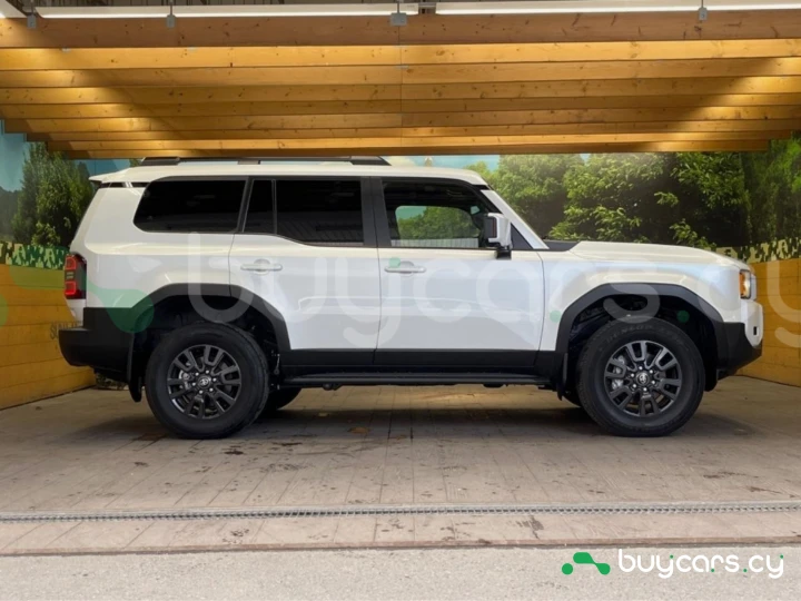 Toyota Land Cruiser 250 Белый