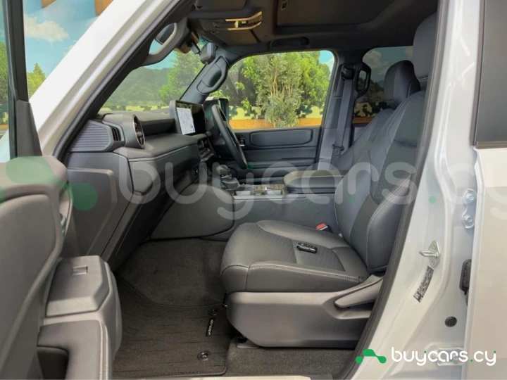 Toyota Land Cruiser 250 Белый