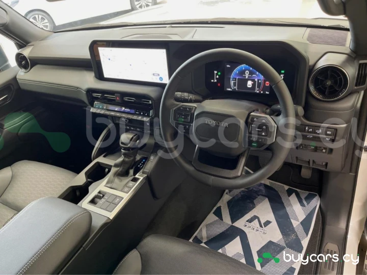 Toyota Land Cruiser 250 Белый