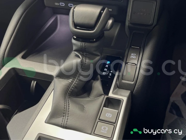 Toyota Land Cruiser 250 Белый