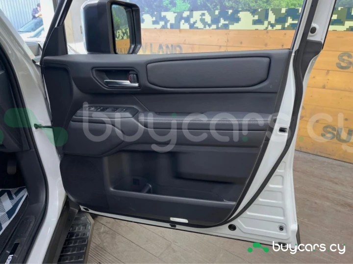 Toyota Land Cruiser 250 Белый