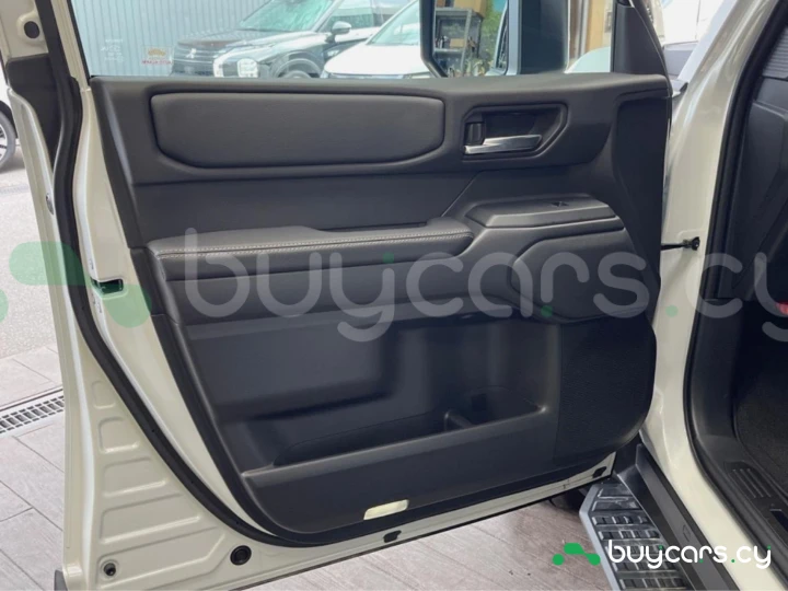 Toyota Land Cruiser 250 Белый