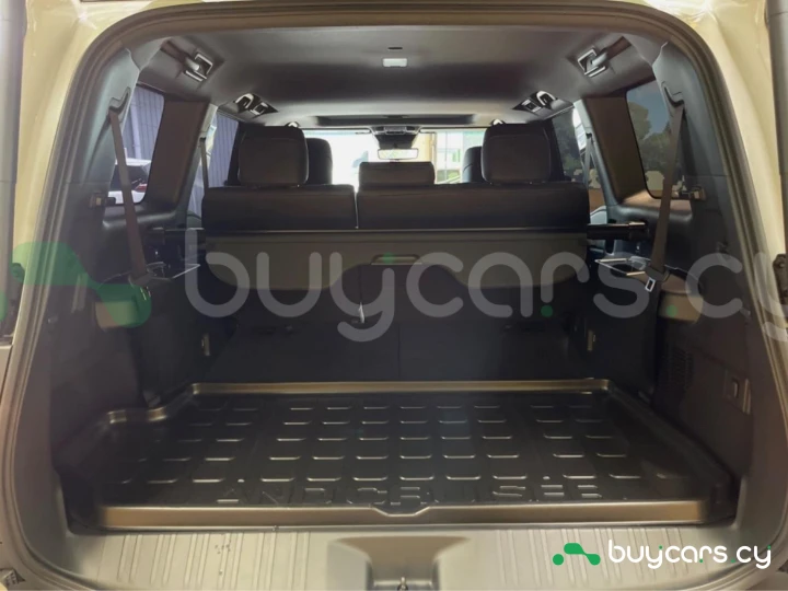 Toyota Land Cruiser 250 Белый