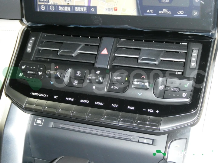 Toyota Land Cruiser 300 Белый