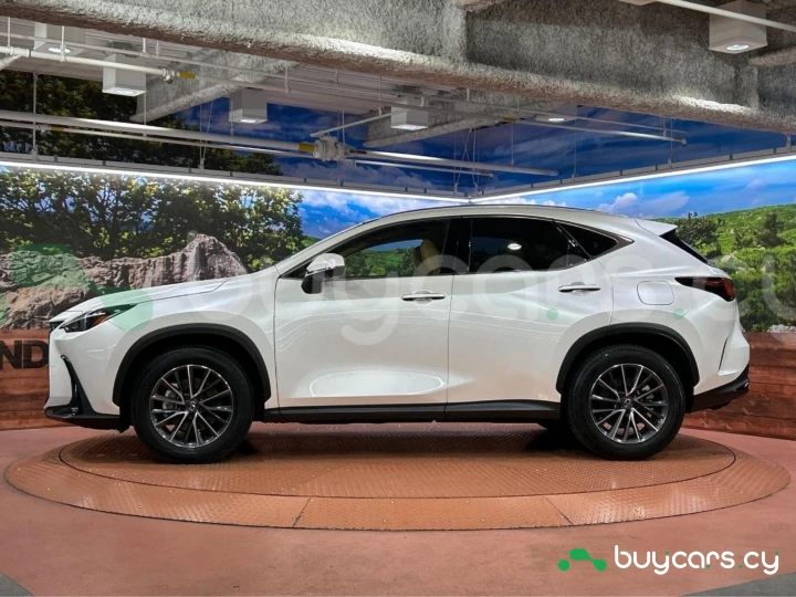 Lexus NX Белый
