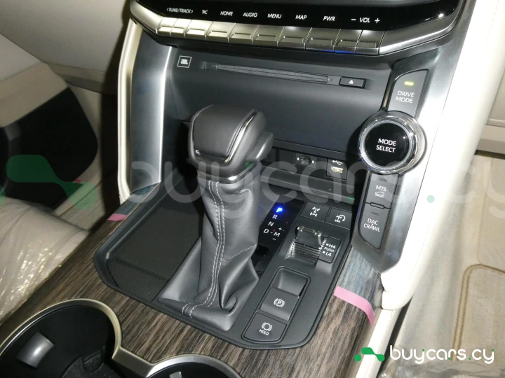 Toyota Land Cruiser 300 Белый