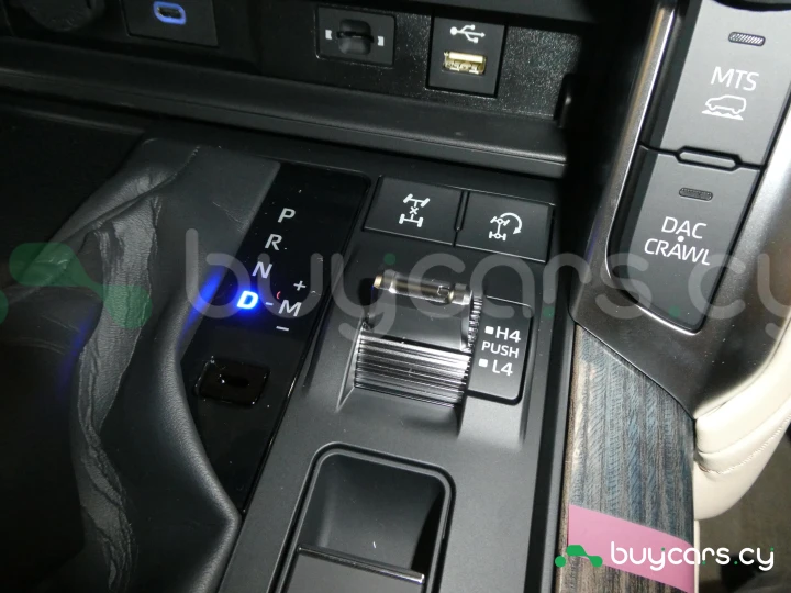 Toyota Land Cruiser 300 Белый