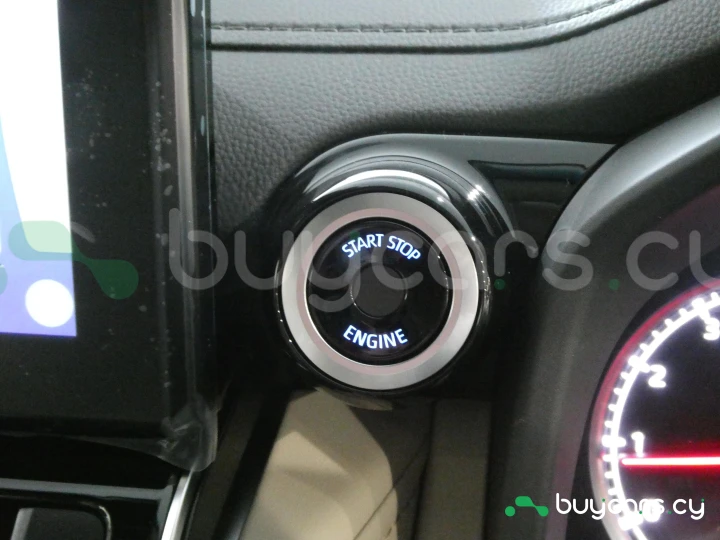 Toyota Land Cruiser 300 Белый