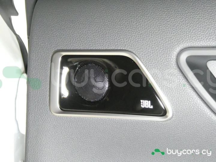 Toyota Land Cruiser 300 Белый