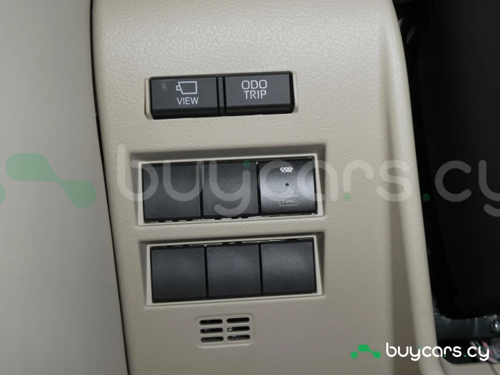 Toyota Land Cruiser 300 Белый