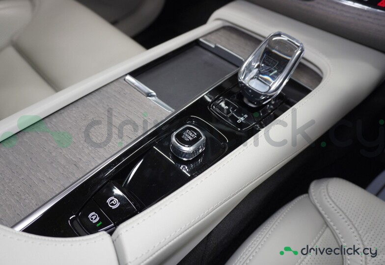 Volvo XC90 White