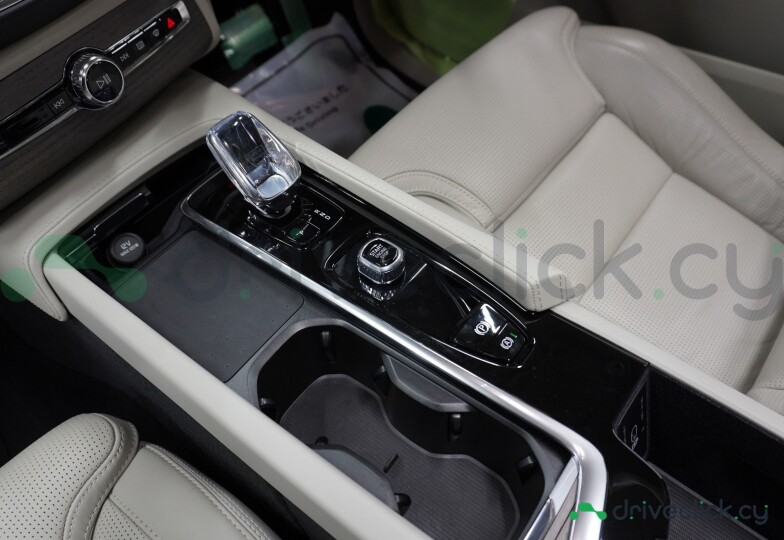 Volvo XC90 White