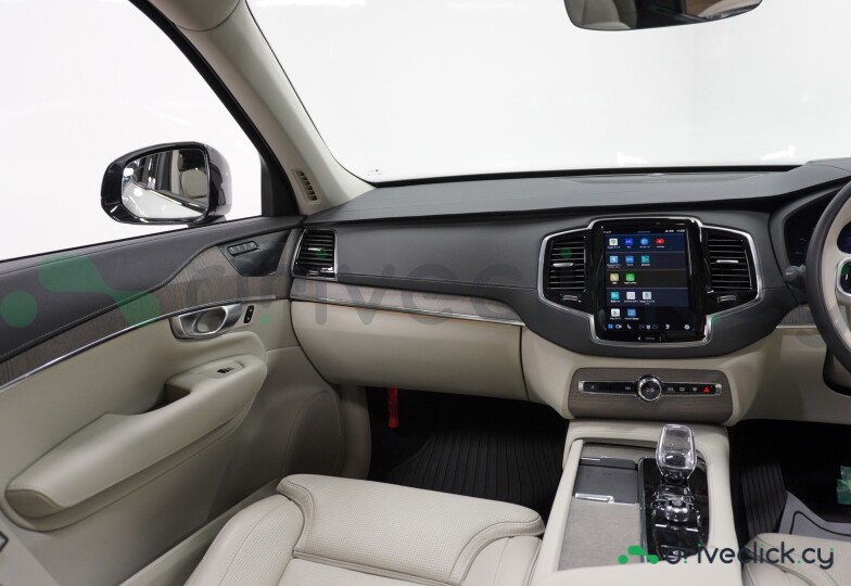 Volvo XC90 White