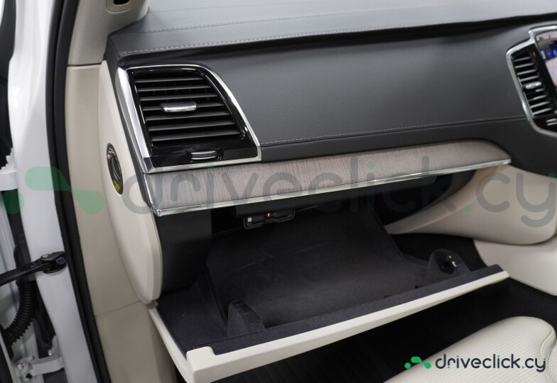 Volvo XC90 White
