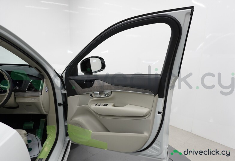 Volvo XC90 White