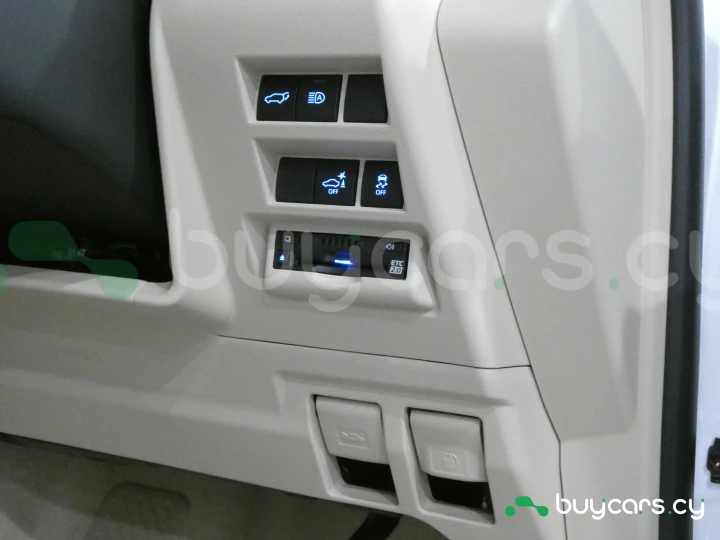 Toyota Land Cruiser 300 Белый