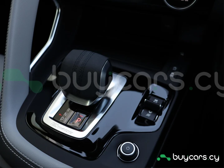 Jaguar E-Pace Белый