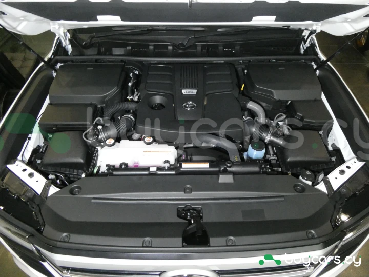 Toyota Land Cruiser 300 Белый