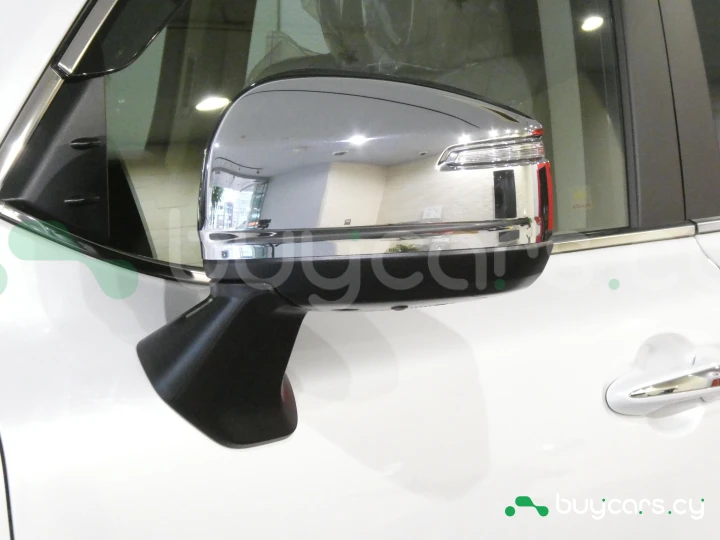 Toyota Land Cruiser 300 Белый