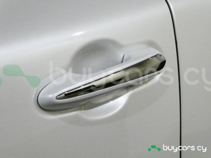 Toyota Land Cruiser 300 Белый