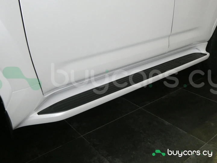 Toyota Land Cruiser 300 Белый