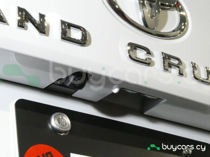 Toyota Land Cruiser 300 Белый