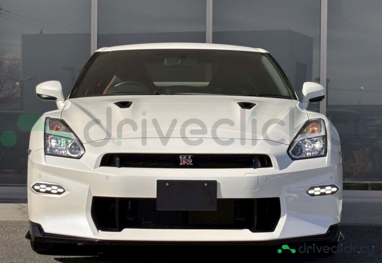Nissan GT-R White