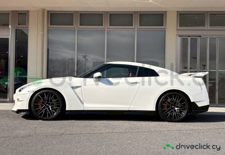 Nissan GT-R White