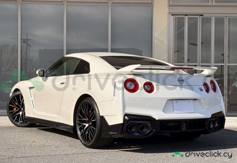 Nissan GT-R White