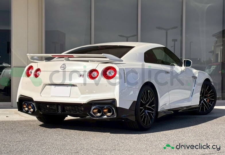 Nissan GT-R White