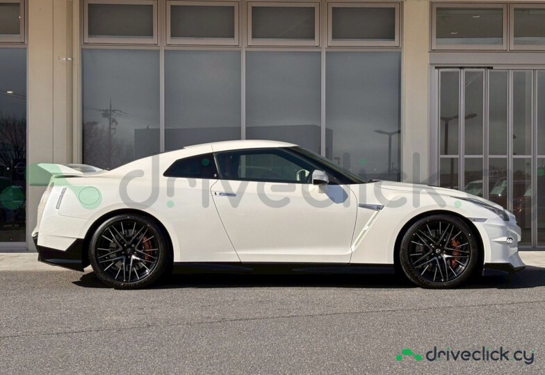 Nissan GT-R White